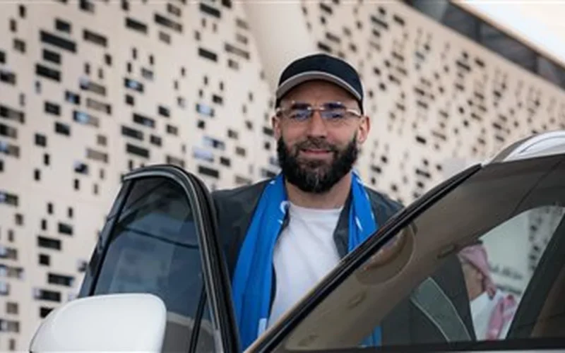 وصول كريم بنزيما.. النجم الفرنسي في الرياض تمهيداً للتوقيع الرسمي مع نادي الهلال